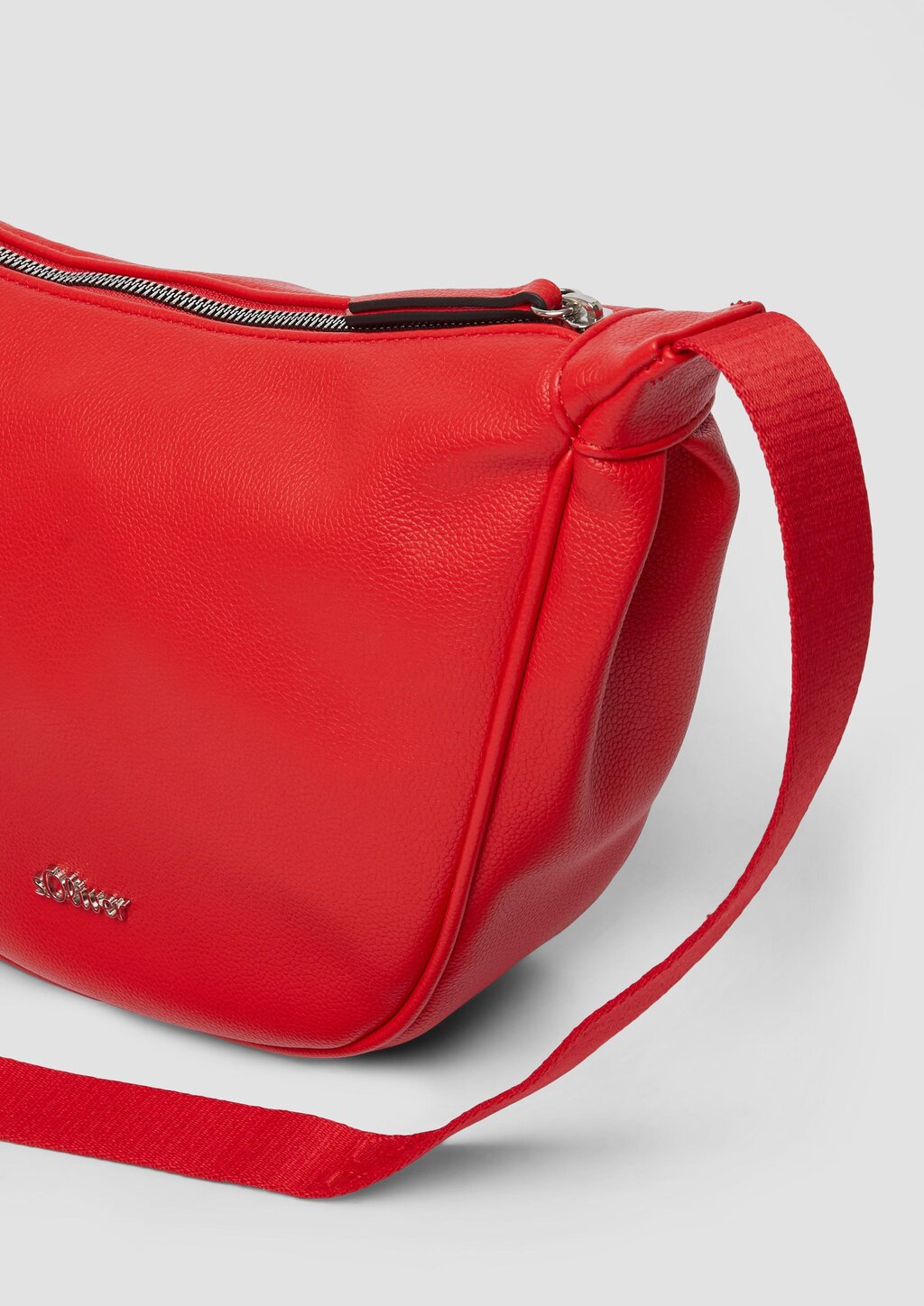 Schultertasche mit Logo auf dem längenverstellbaren Schultergurt