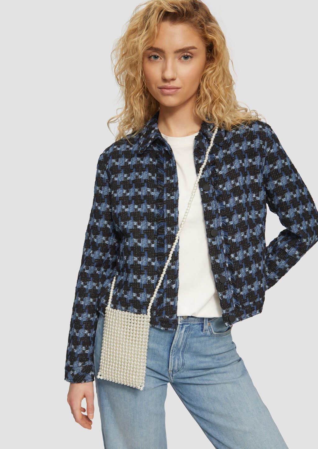 Smartphone-Tasche aus Schmuckperlen mit fixiertem Schulterriemen