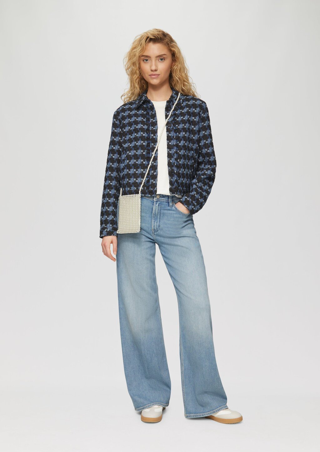 Smartphone-Tasche aus Schmuckperlen mit fixiertem Schulterriemen