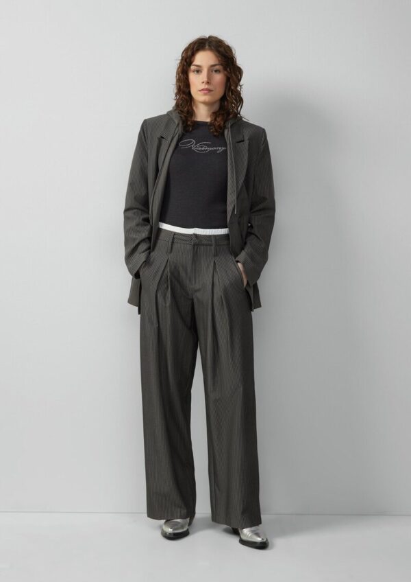 Nadelstreifenblazer mit abnehmbarer Kapuze