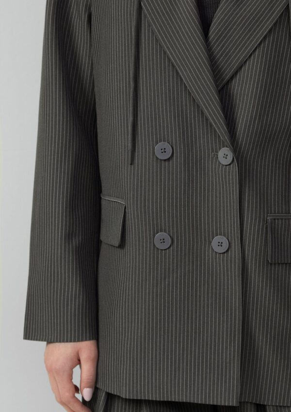 Nadelstreifenblazer mit abnehmbarer Kapuze