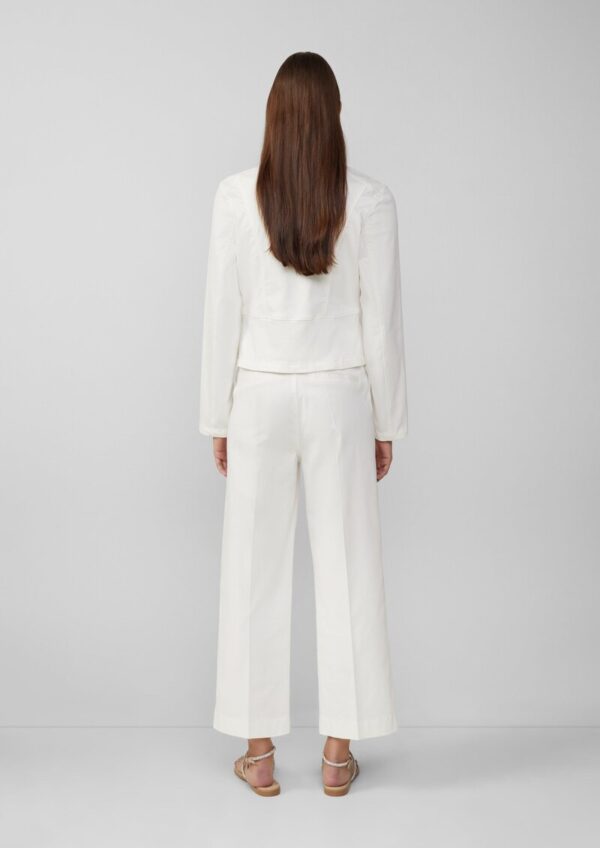 Verkürzte Jeansjacke mit Hemdkragen