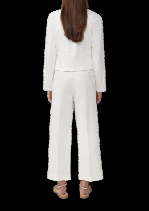 Verkürzte Jeansjacke mit Hemdkragen