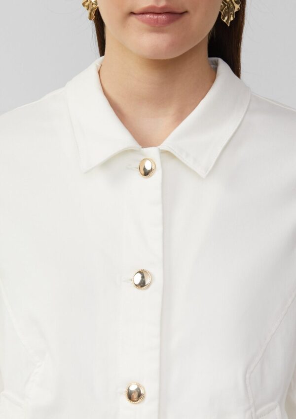 Verkürzte Jeansjacke mit Hemdkragen