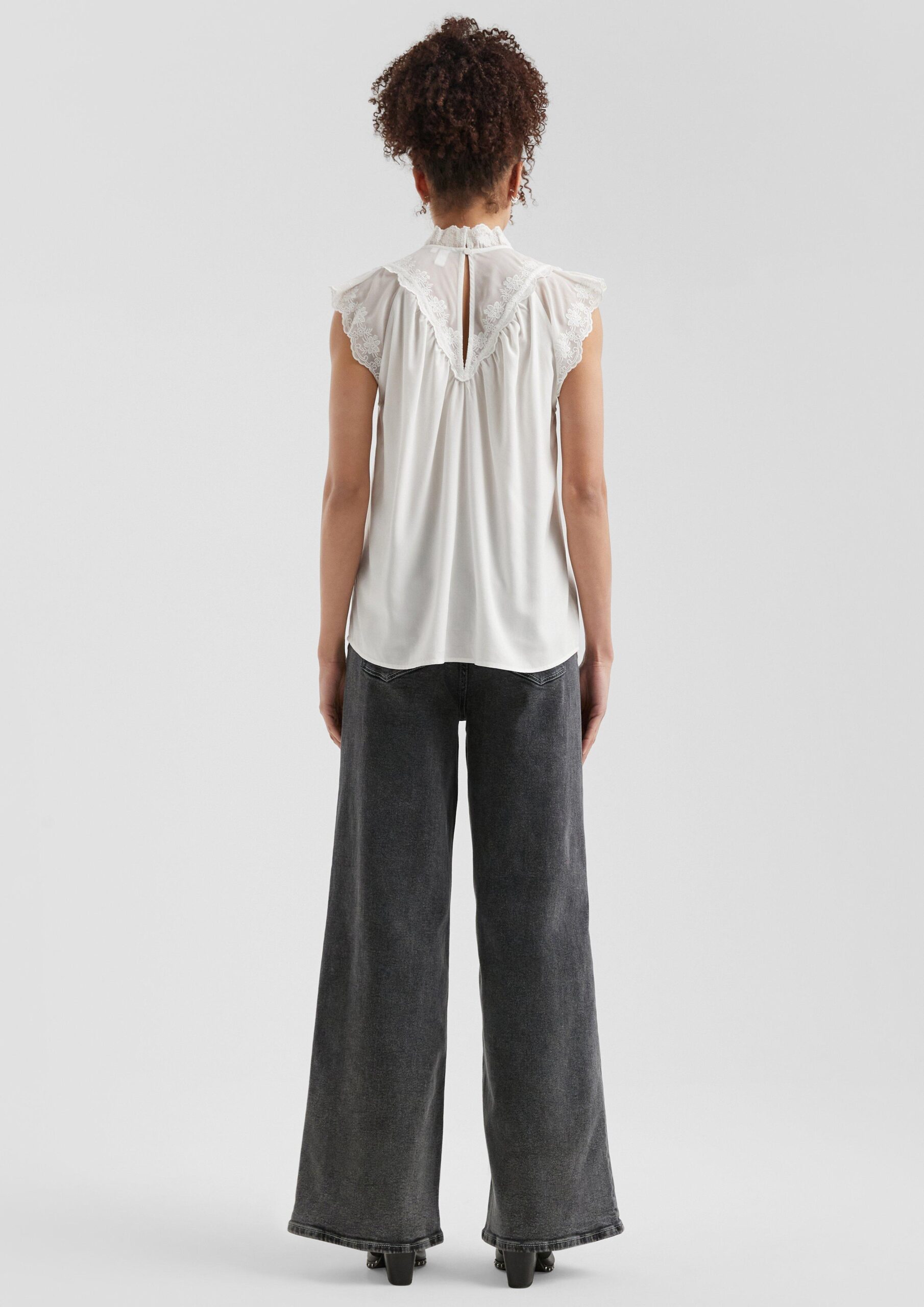 Blusentop mit transparenten Einsätzen und Stickerei