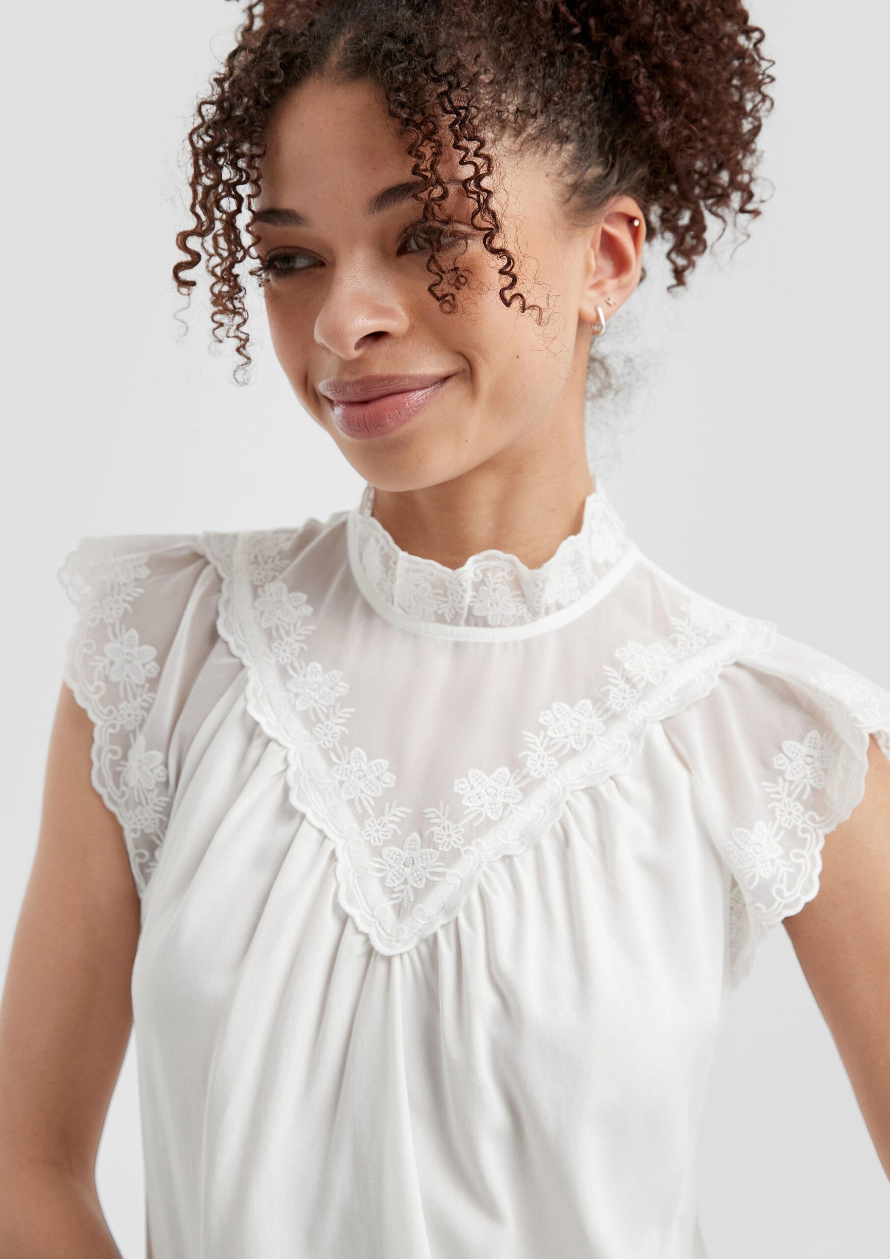 Blusentop mit transparenten Einsätzen und Stickerei