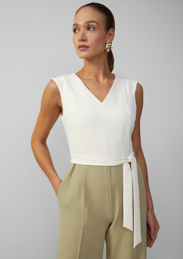 Taillierter Jumpsuit mit Wide Leg und Teilungsnähten