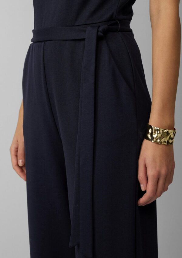Ärmelloser Jumpsuit aus Interlockjersey mit Bindegürtel