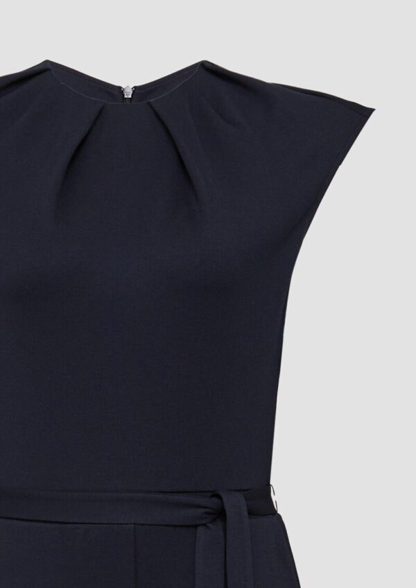 Ärmelloser Jumpsuit aus Interlockjersey mit Bindegürtel