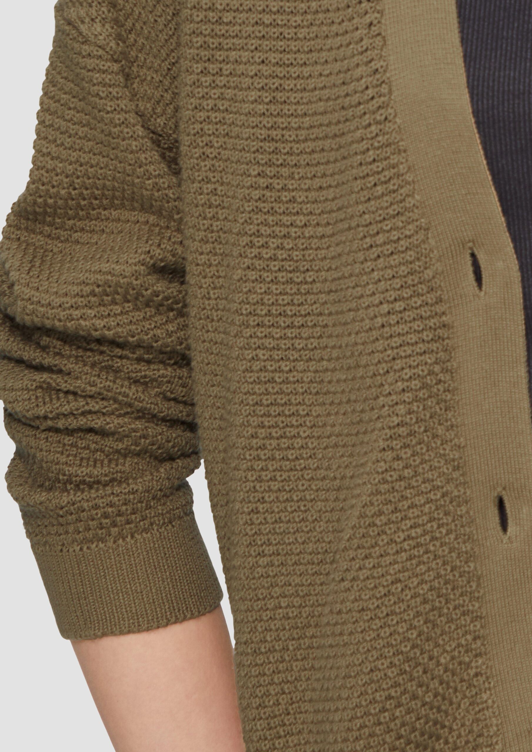 Strickjacke mit Strukturmuster und Knöpfen