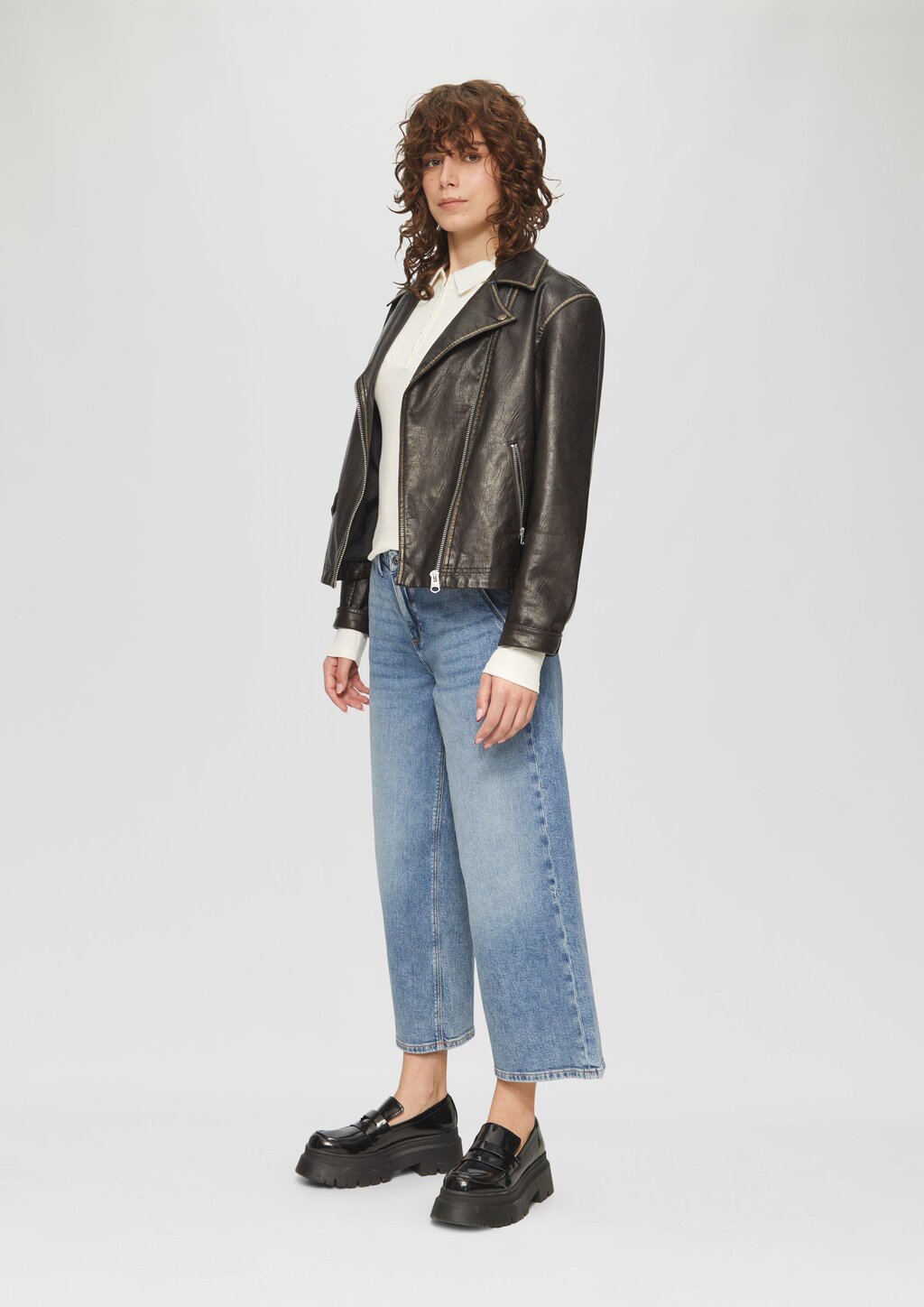 Schmal geschnittenes Rippshirt mit Polokragen