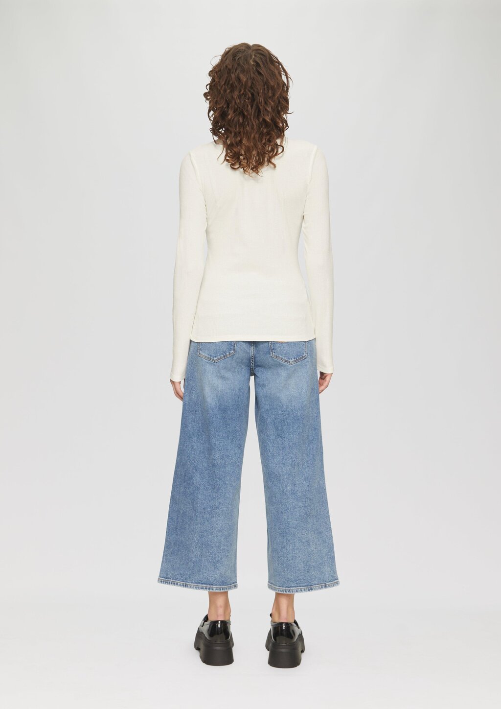 Schmal geschnittenes Rippshirt mit Polokragen