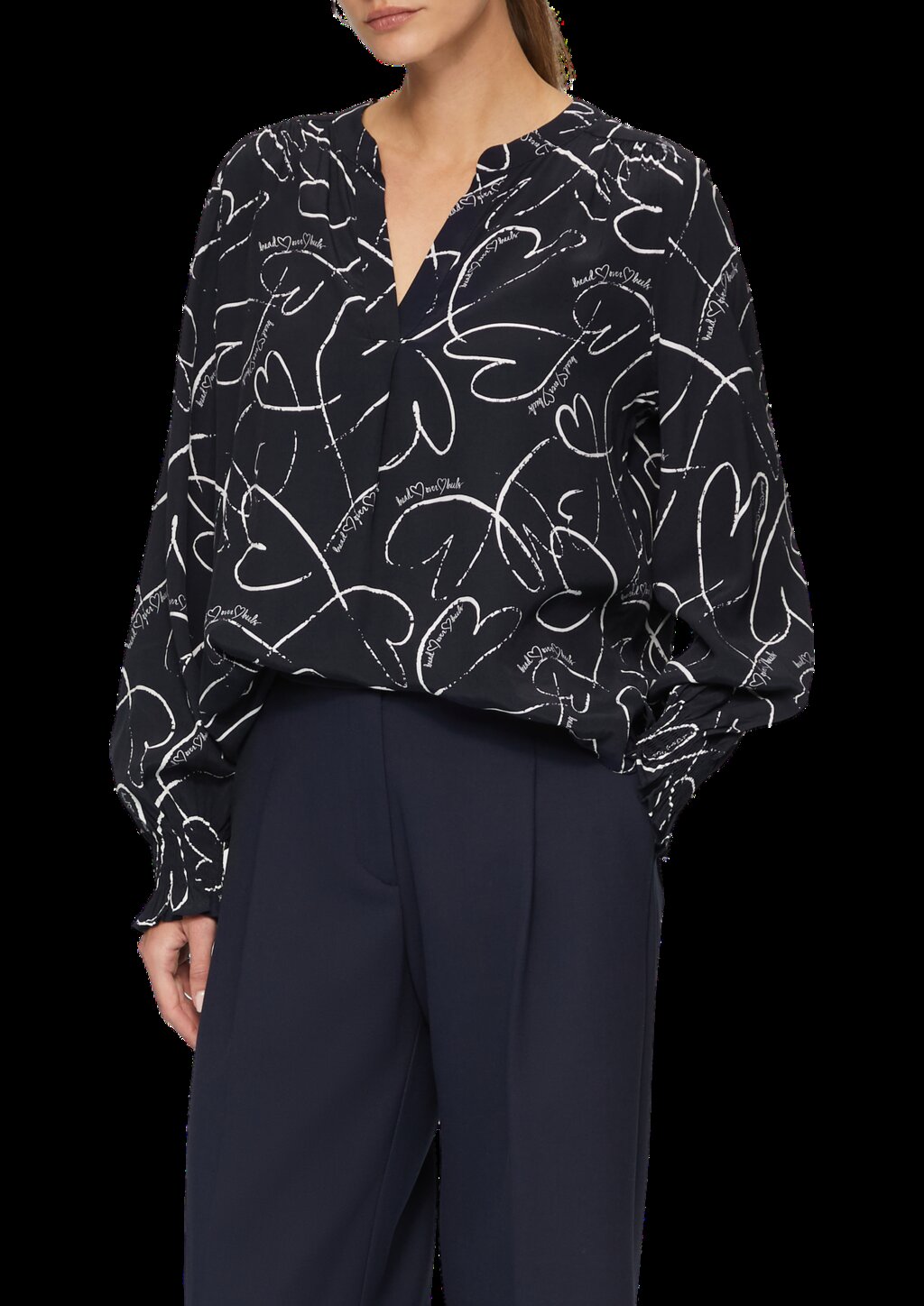 Viskosebluse mit All-over-Print und Smok-Detail am Ärmel