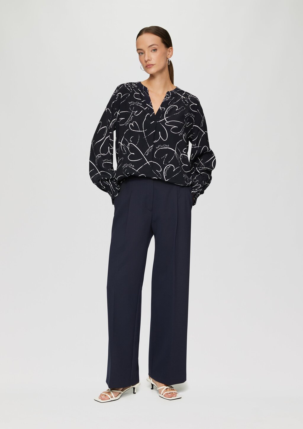 Viskosebluse mit All-over-Print und Smok-Detail am Ärmel