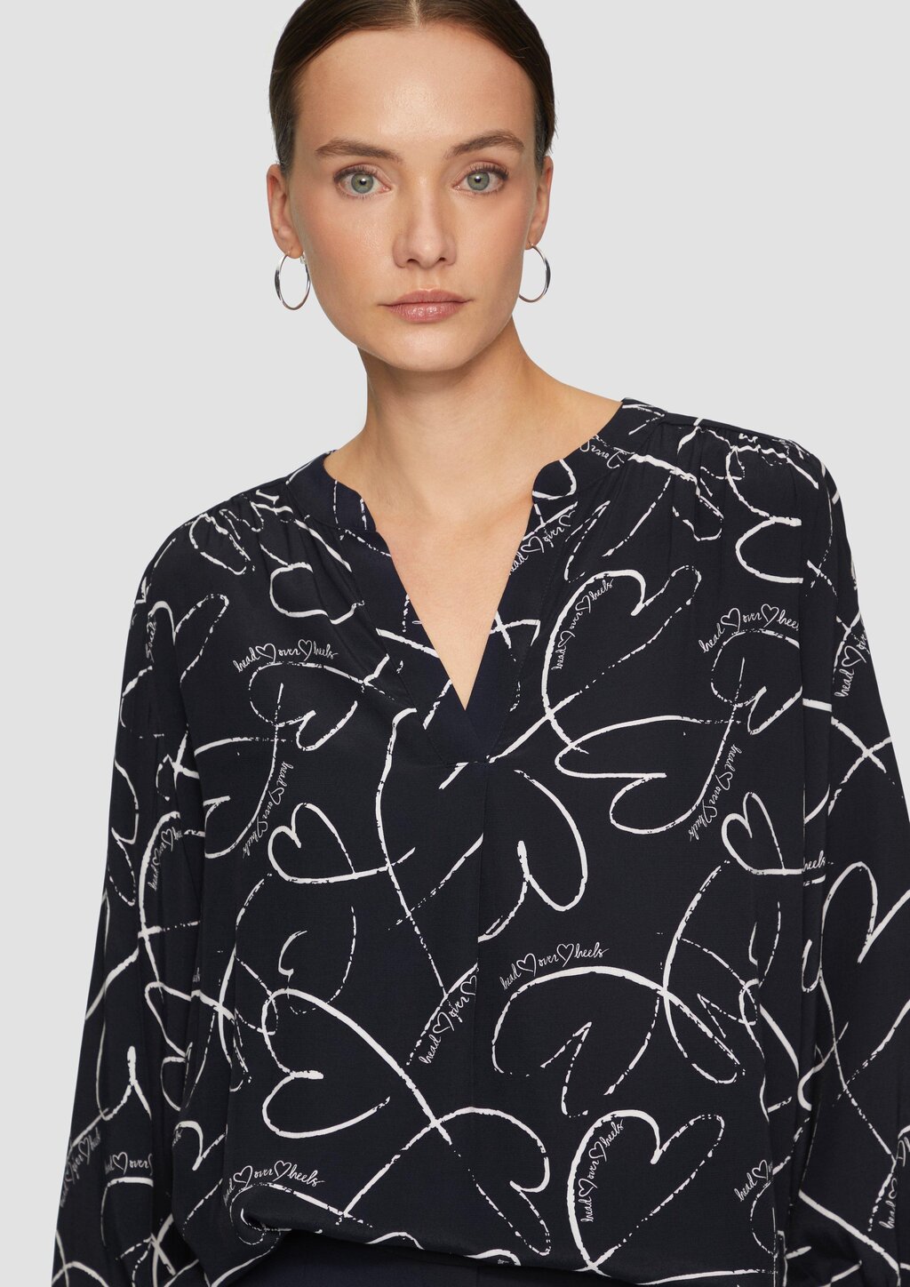 Viskosebluse mit All-over-Print und Smok-Detail am Ärmel