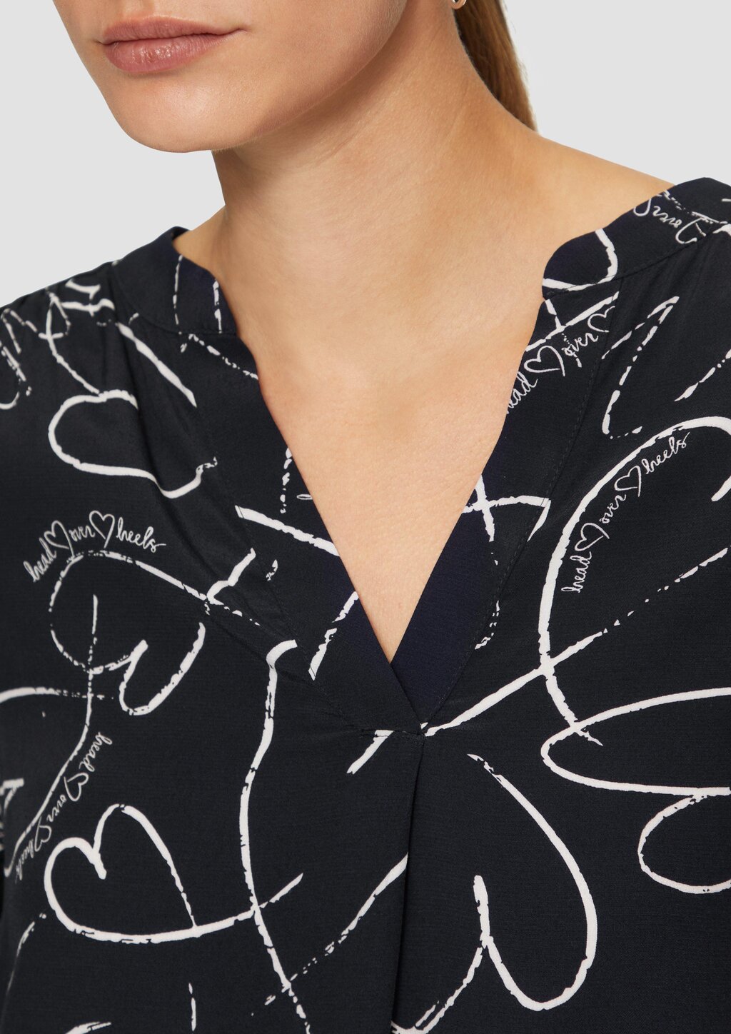 Viskosebluse mit All-over-Print und Smok-Detail am Ärmel