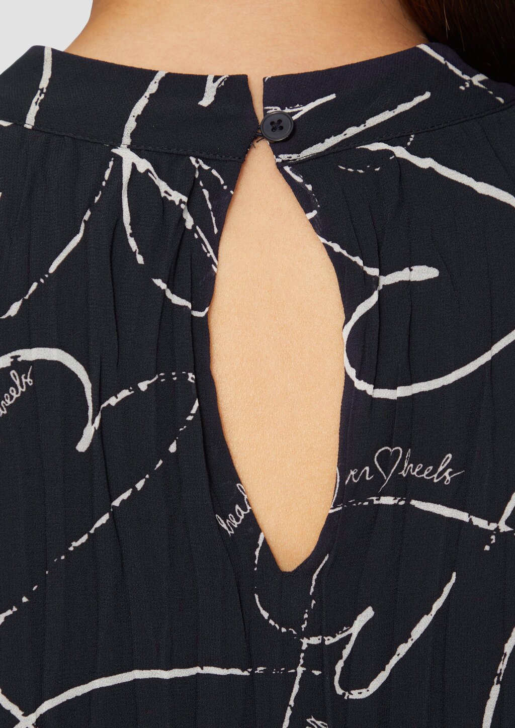 Viskosebluse mit All-over-Print und Smok-Detail am Ärmel