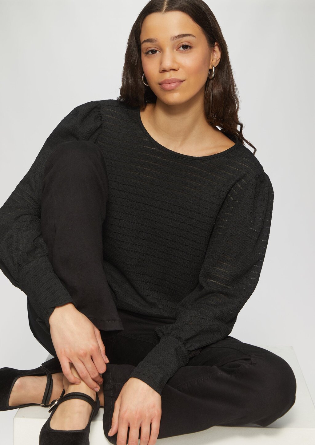 Strukturiertes Langarmshirt mit Puffärmeln