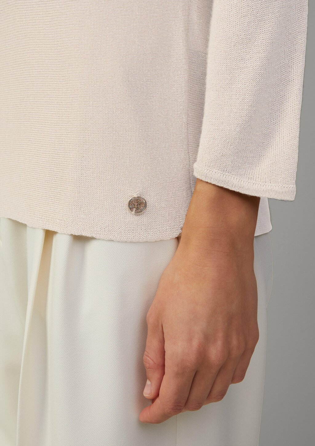 Feinstrickpullover mit Glitzergarn und Fledermausärmeln