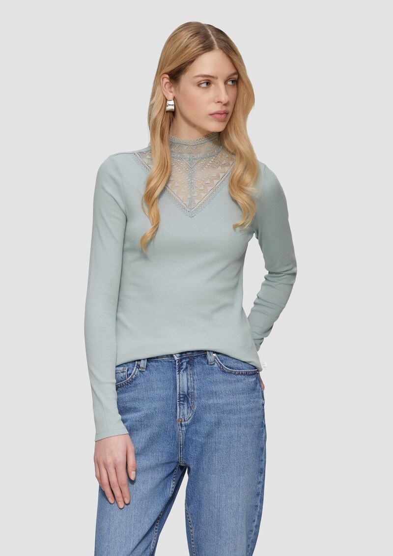 Schmales Rippshirt mit Spitzeneinsatz am Ausschnitt