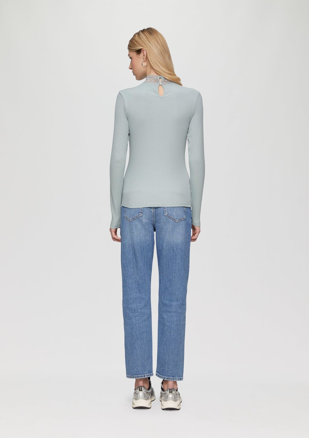 Schmales Rippshirt mit Spitzeneinsatz am Ausschnitt