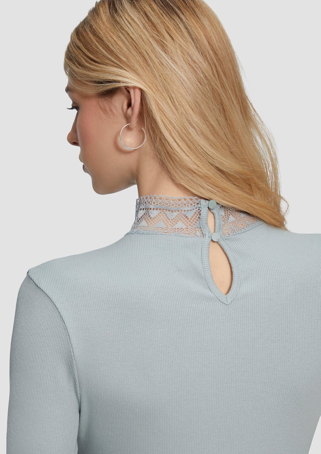 Schmales Rippshirt mit Spitzeneinsatz am Ausschnitt
