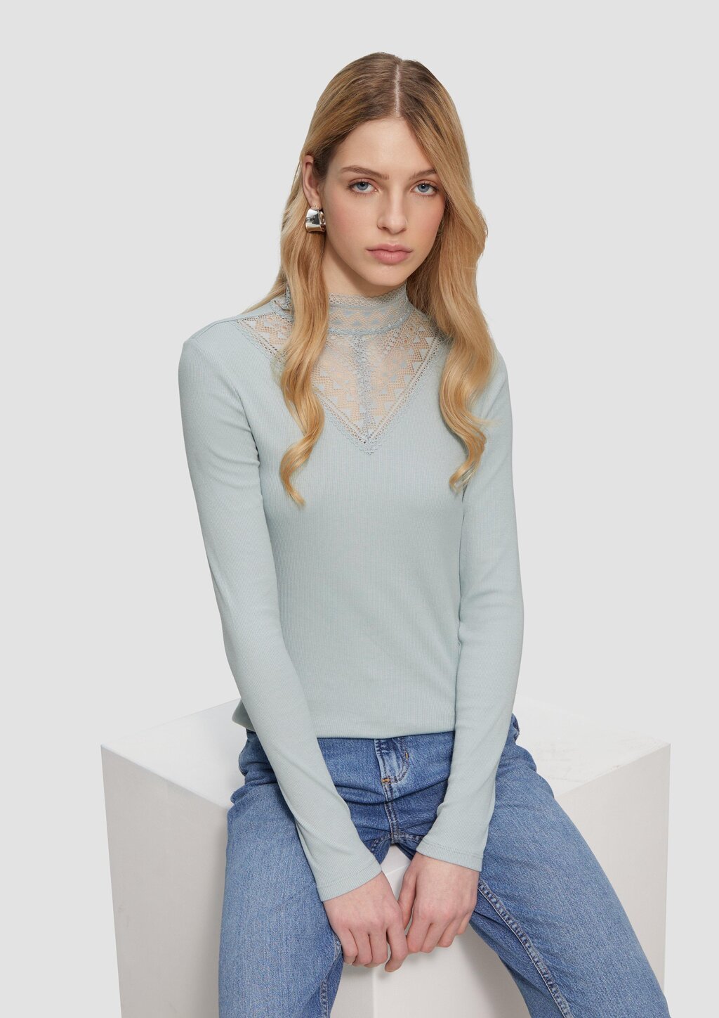 Schmales Rippshirt mit Spitzeneinsatz am Ausschnitt