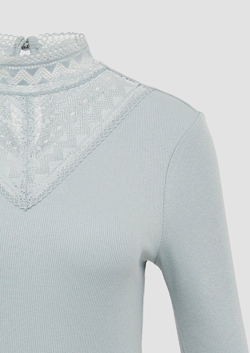Schmales Rippshirt mit Spitzeneinsatz am Ausschnitt