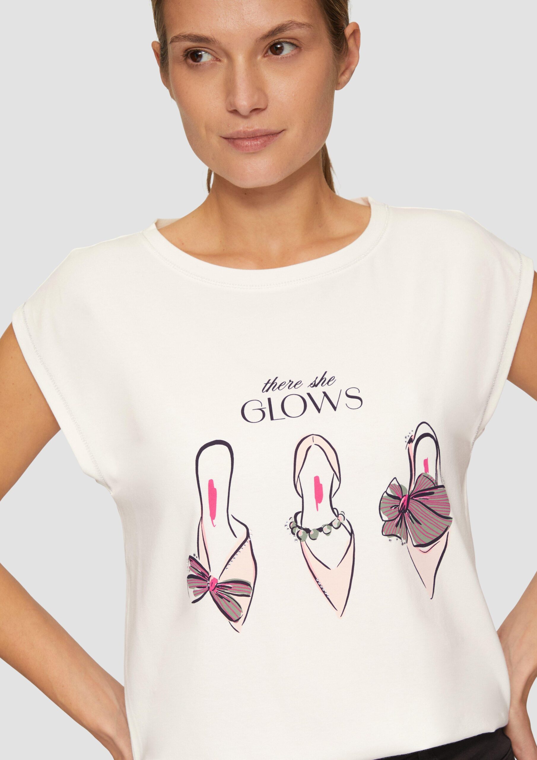 T-Shirt mit Print und Schmucksteinen