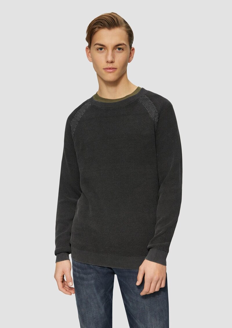Gewaschener Strickpullover mit Struktur