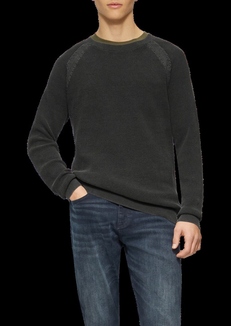 Gewaschener Strickpullover mit Struktur