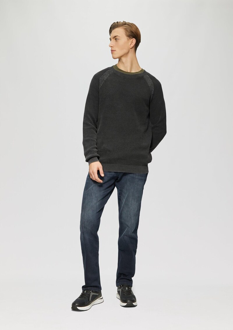 Gewaschener Strickpullover mit Struktur