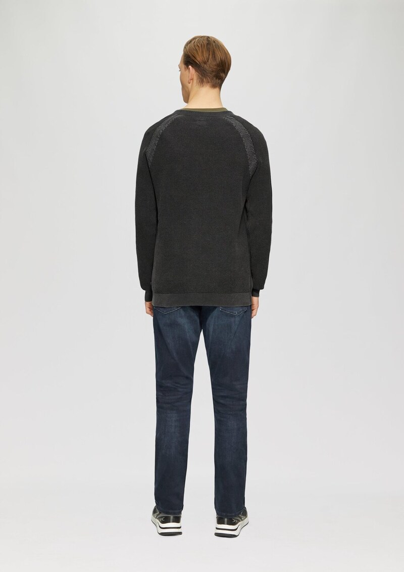Gewaschener Strickpullover mit Struktur