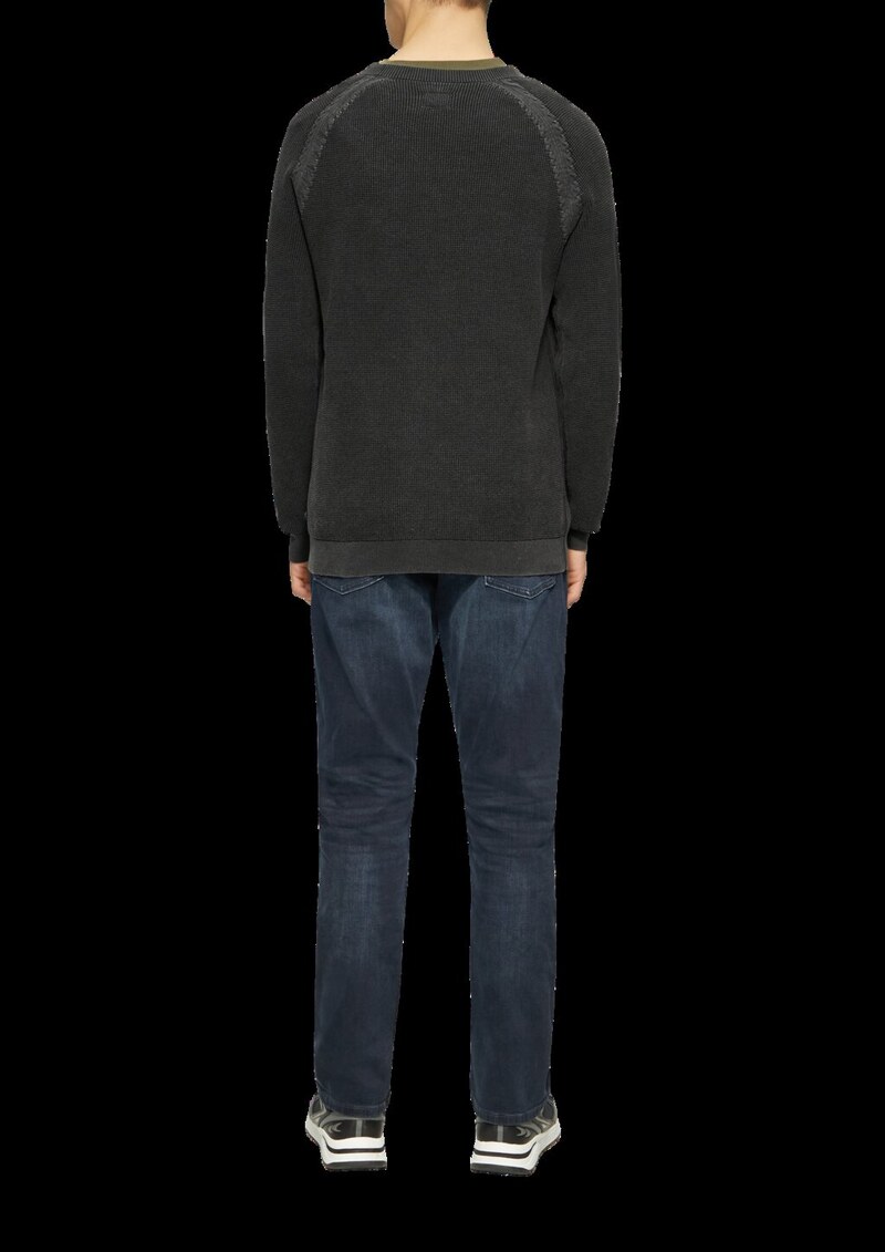 Gewaschener Strickpullover mit Struktur