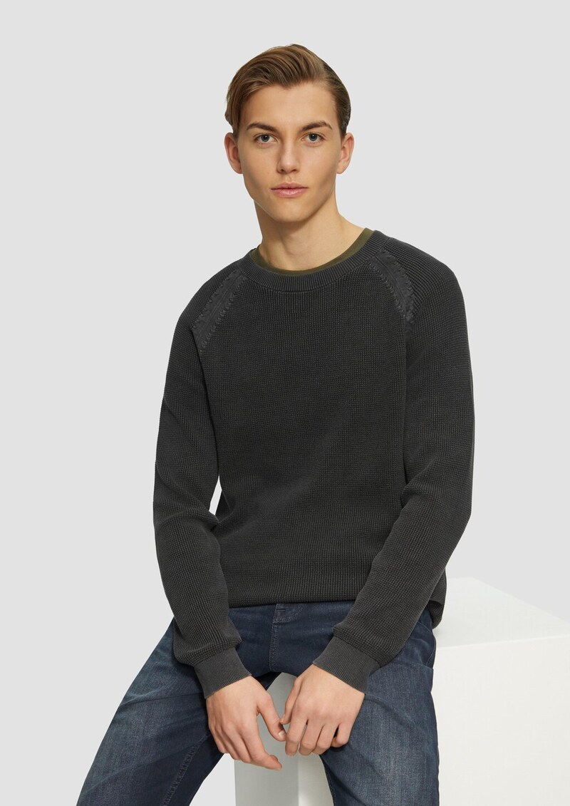 Gewaschener Strickpullover mit Struktur