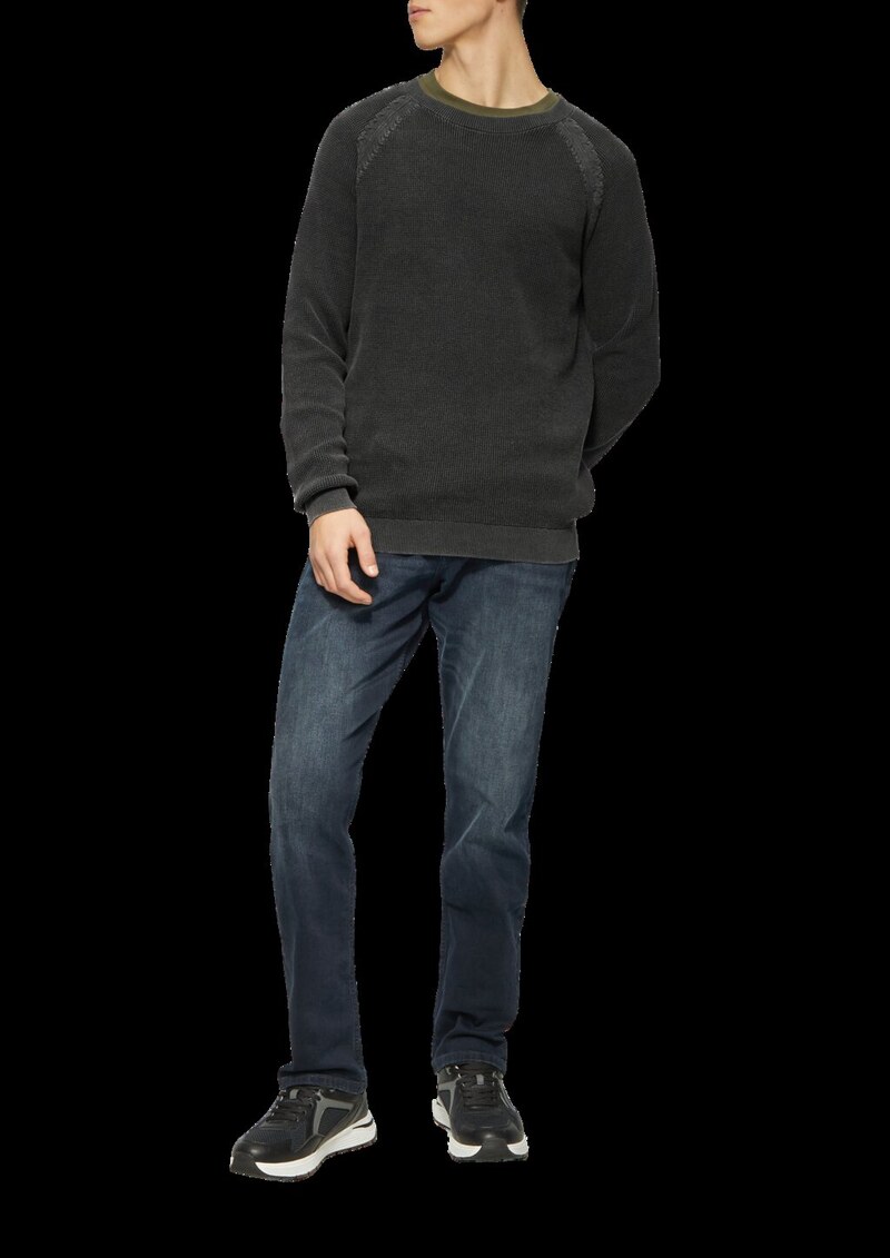 Gewaschener Strickpullover mit Struktur