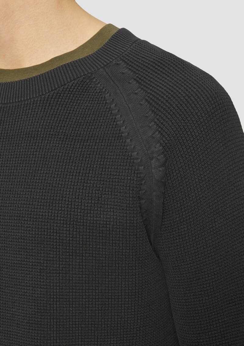 Gewaschener Strickpullover mit Struktur