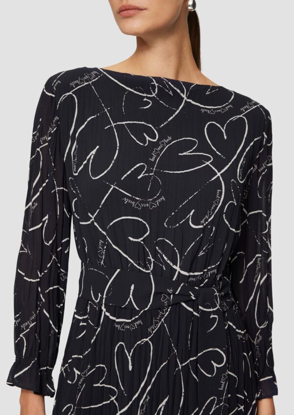 Plissee-Kleid mit Bindegürtel und Herz-Print