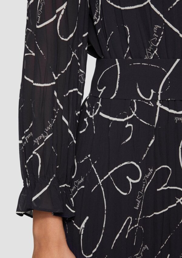 Plissee-Kleid mit Bindegürtel und Herz-Print