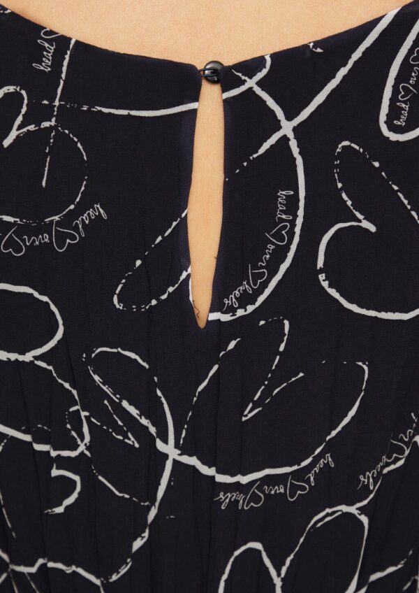 Plissee-Kleid mit Bindegürtel und Herz-Print