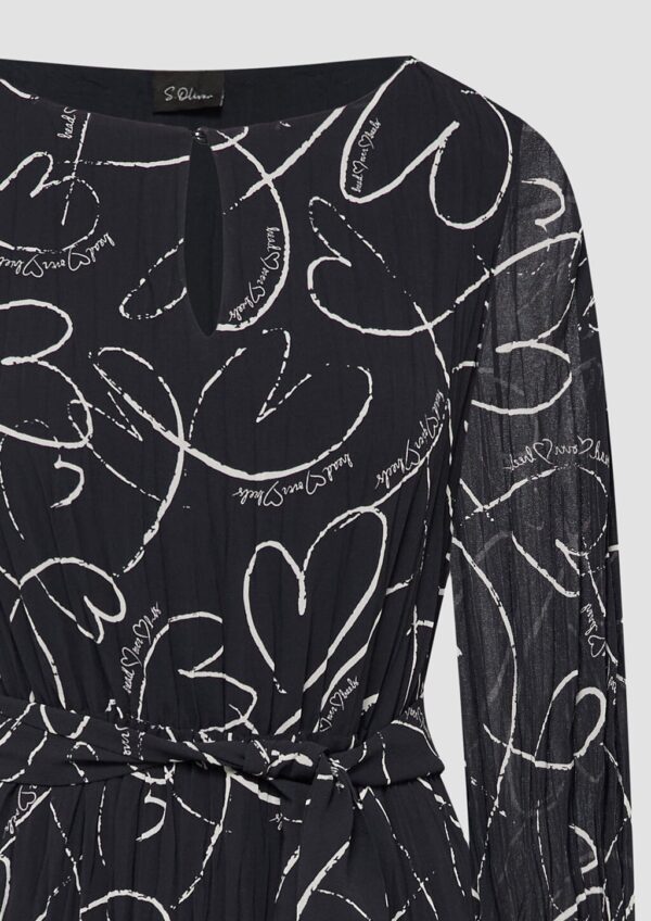 Plissee-Kleid mit Bindegürtel und Herz-Print