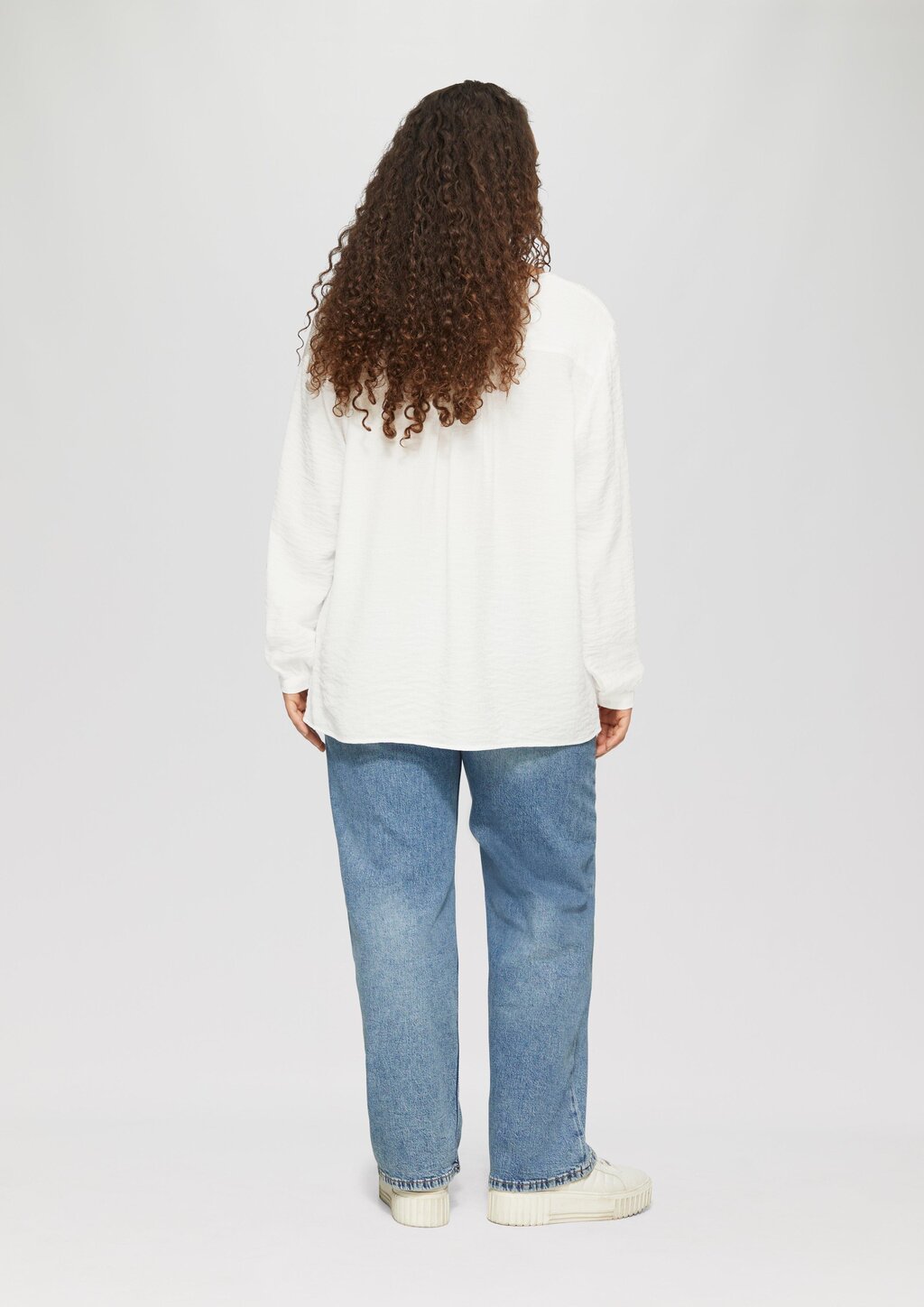 Strukturierte Bluse aus Viskosemix mit Smok-Details