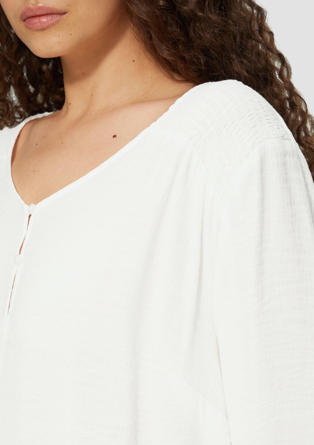 Strukturierte Bluse aus Viskosemix mit Smok-Details