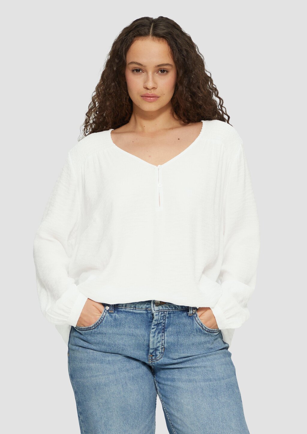 Strukturierte Bluse aus Viskosemix mit Smok-Details