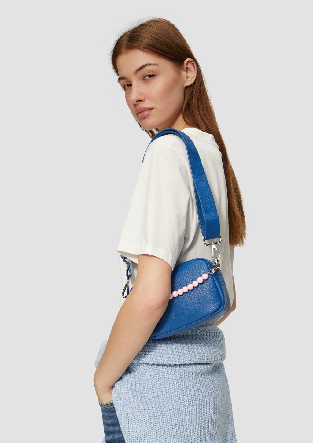 Handliche Camera-Bag mit abnehmbarem Perlen-Henkel und Reißverschlussfach