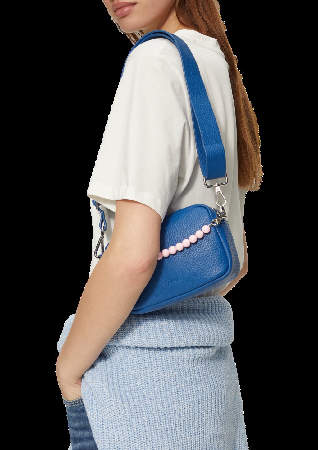 Handliche Camera-Bag mit abnehmbarem Perlen-Henkel und Reißverschlussfach