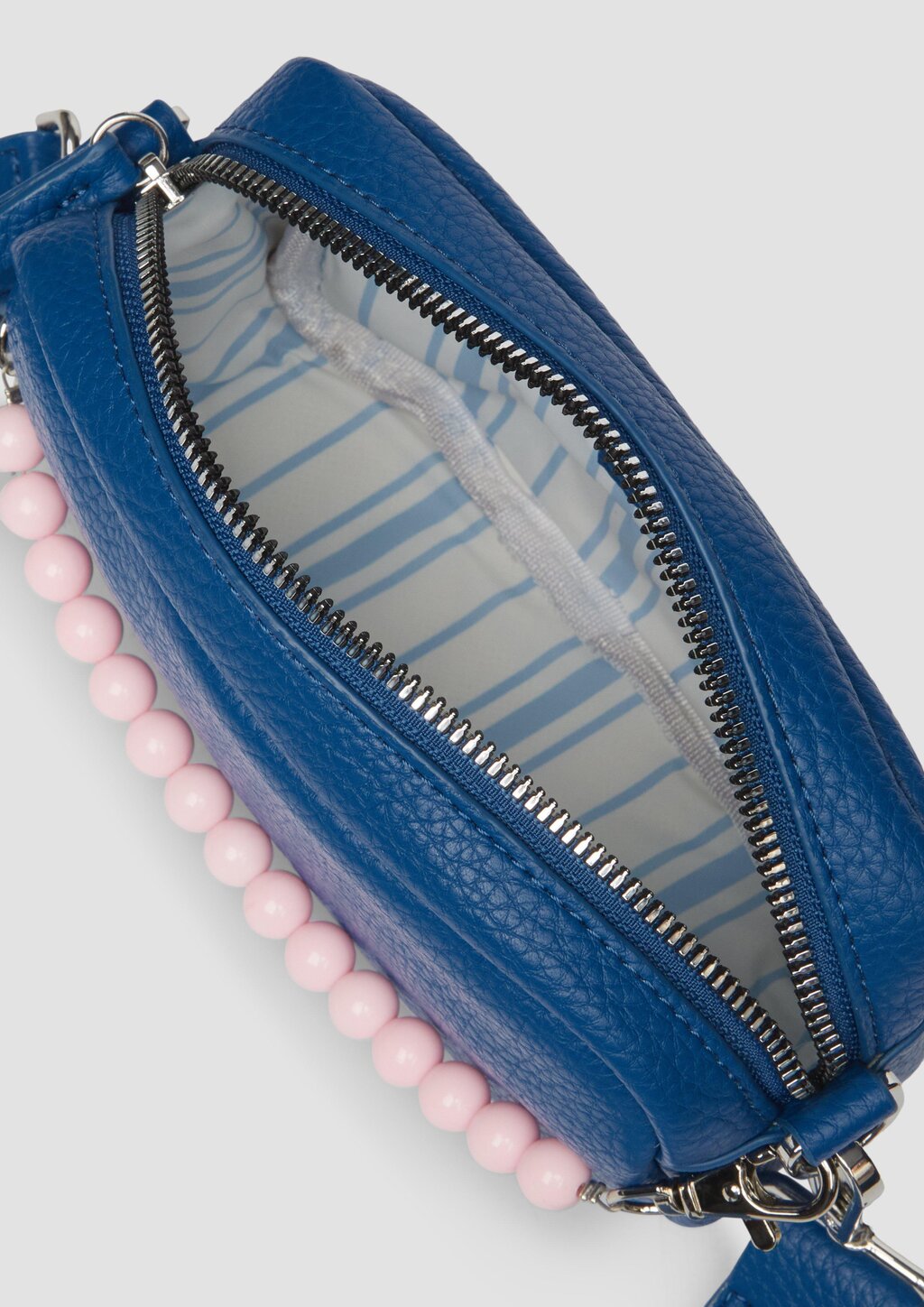 Handliche Camera-Bag mit abnehmbarem Perlen-Henkel und Reißverschlussfach