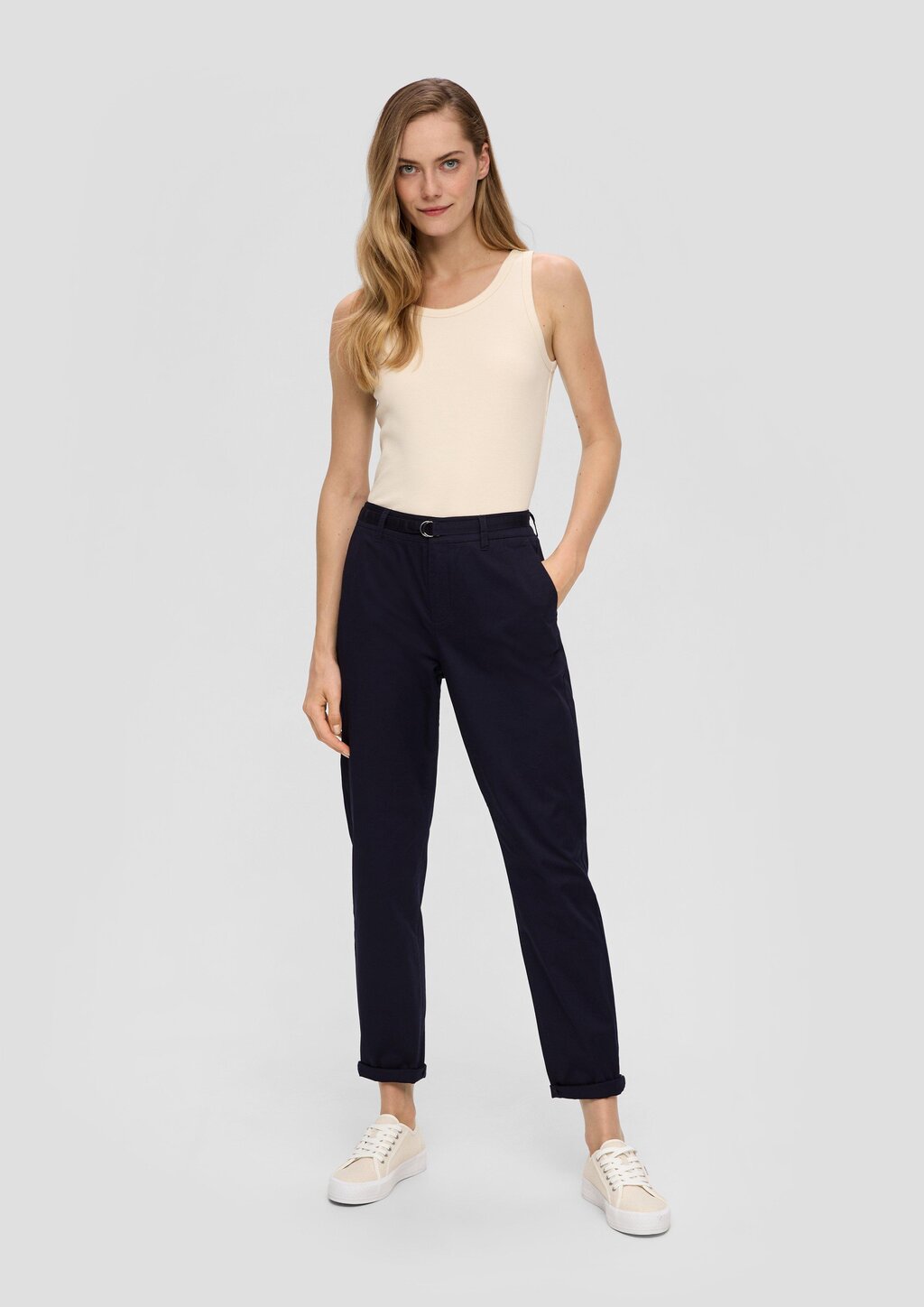 Chino mit Gürtel aus Baumwollstretch