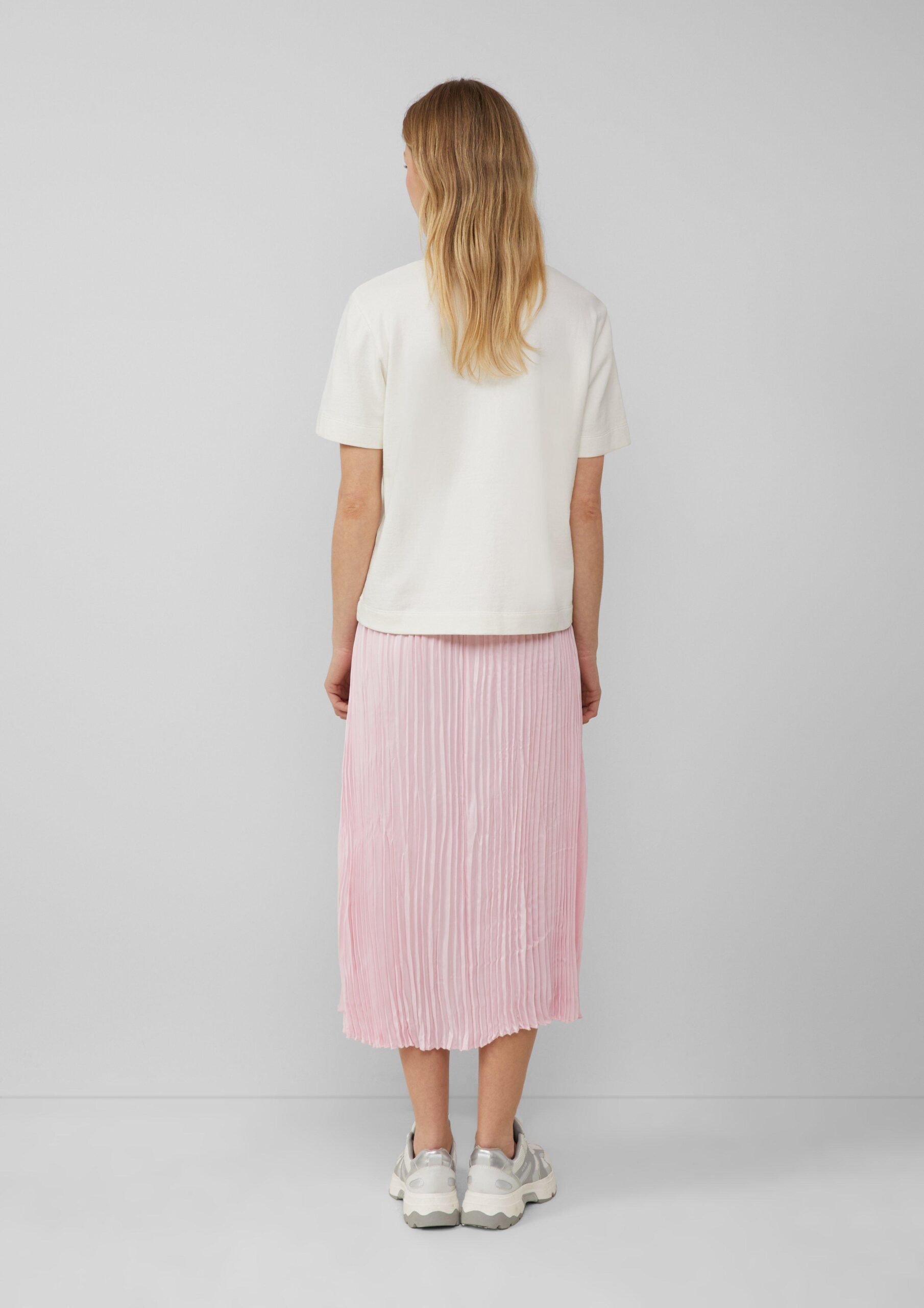 Fließender Midirock mit Plisseefalten und Elastikbund