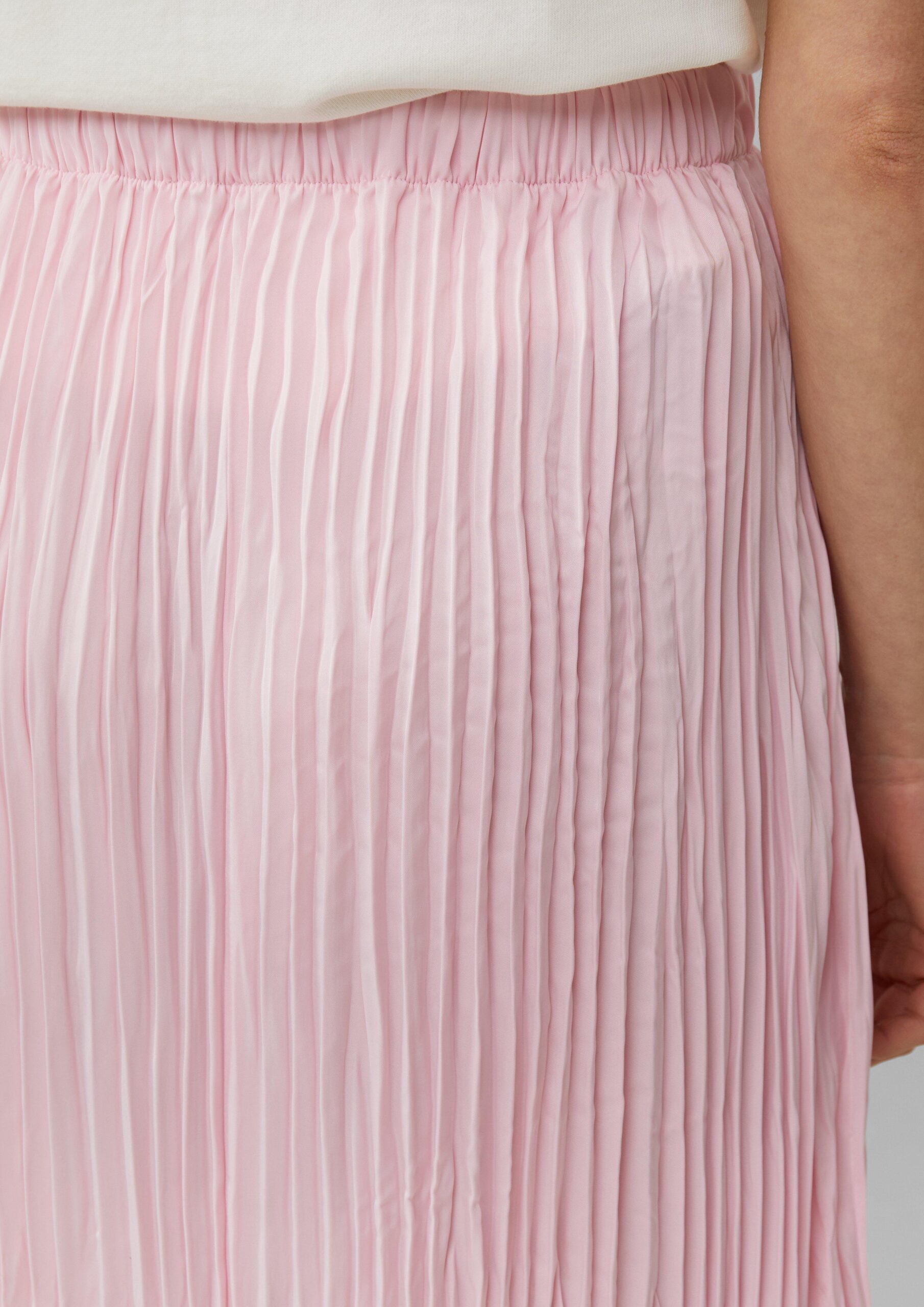 Fließender Midirock mit Plisseefalten und Elastikbund